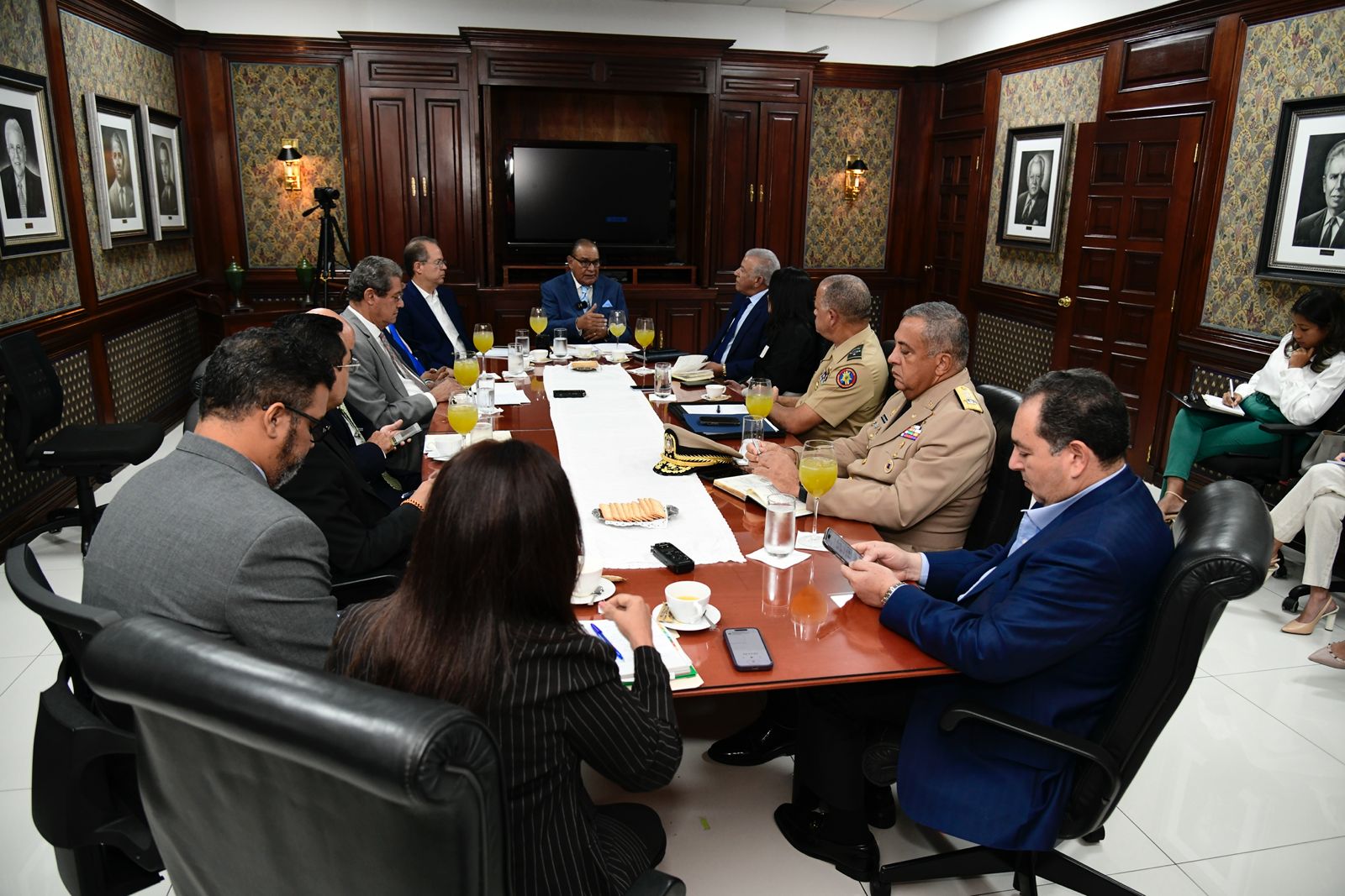 El Observatorio de Políticas Migratorias (OPM) inició este viernes el levantamiento de datos e informaciones con cinco de las principales autoridades responsables de la aplicación de las 15 medidas migratorias anunciadas en abril pasado por el presidente de la República, como parte de su función de monitorear su avance y cumplimiento.