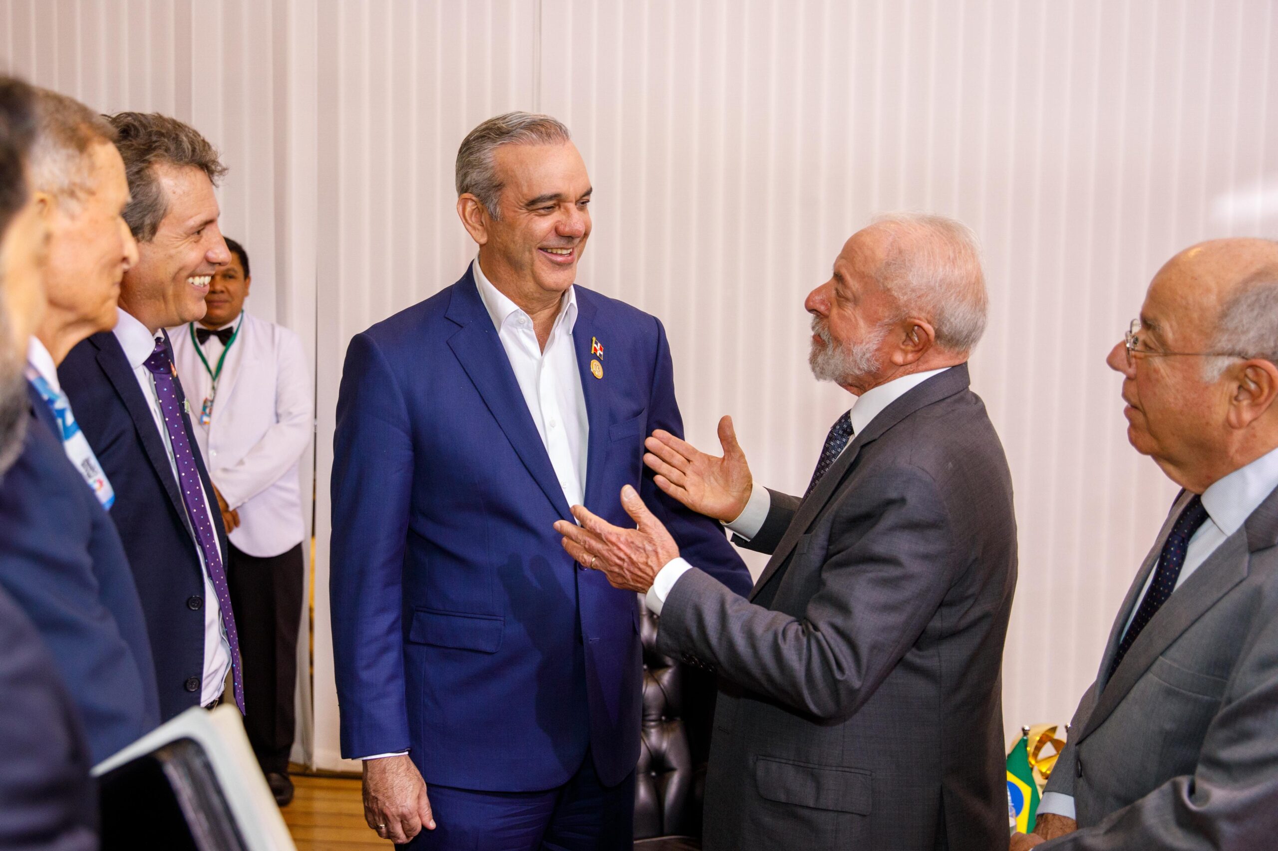 Los presidentes de República Dominicana Luis Abinader y de Brasil, Luiz Inácio Lula da Silva, sostuvieron una reunión privada la tarde de este viernes, donde discutieron sobre la posibilidad de varios acuerdos que beneficien a ambas naciones.