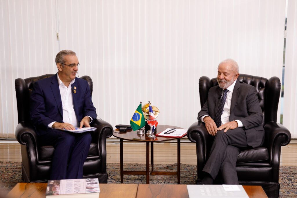 Los presidentes de República Dominicana Luis Abinader y de Brasil, Luiz Inácio Lula da Silva, sostuvieron una reunión privada la tarde de este viernes, donde discutieron sobre la posibilidad de varios acuerdos que beneficien a ambas naciones.