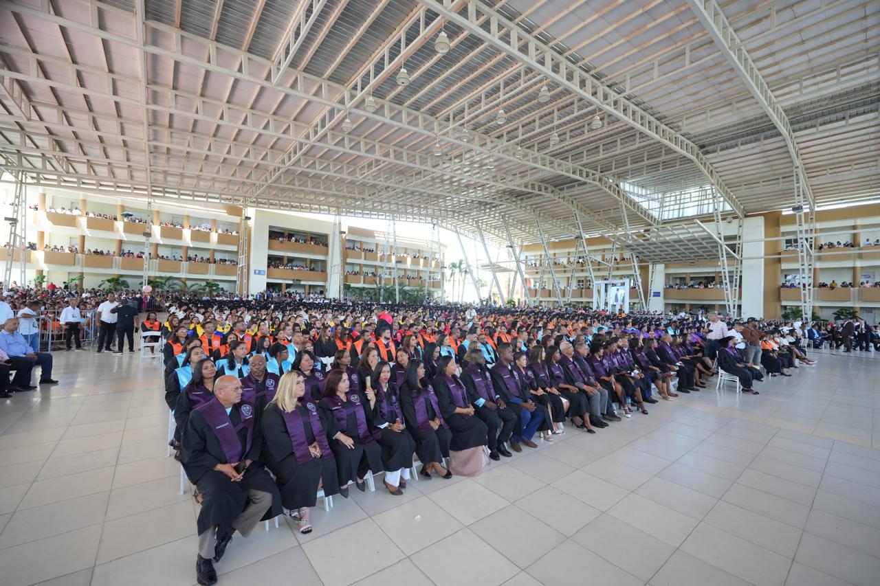 La Universidad Autónoma de Santo Domingo (UASD) invistió este sábado a 1,689 nuevos profesionales de grado y postgrado de la región Norte, durante una ceremonia solemne realizada en el Centro UASD Mao, como parte de los actos conmemorativos del 66 aniversario de la llegada de los expedicionarios y mártires de Constanza, Maimón y Estero Hondo.