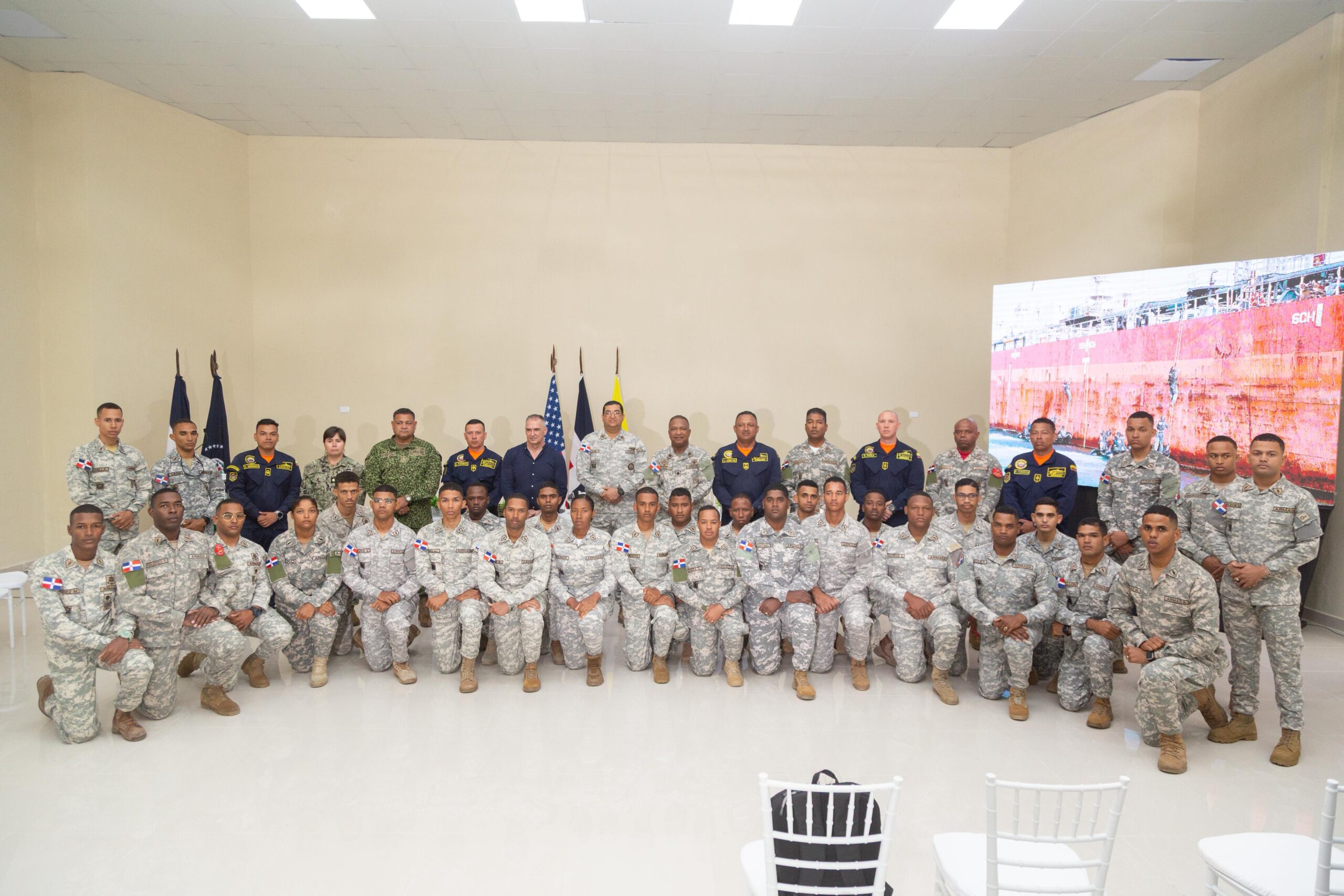 La Armada de República Dominicana celebró la ceremonia de clausura y graduación de los entrenamientos especializados en Interdicción Marítima, impartido por la Escuela Internacional de Guardacostas y Asalto Marítimo Especial, conducido por el Comando de Fuerzas Especiales Navales de la Armada de la República de Colombia, con el respaldo del Plan de Acción Conjunta de Seguridad Regional (Uscap).