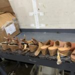 Agentes de la Dirección Nacional de Control de Drogas (DNCD) y miembros del Ministerio Público, como parte del reforzamiento de los operativos para detectar las nuevas modalidades del narcotráfico, ocuparon cuatro pares de zapatillas de plataforma, llenas de cocaína, durante labores de inspección realizadas en uno de los depósitos del Instituto Postal Dominicano.