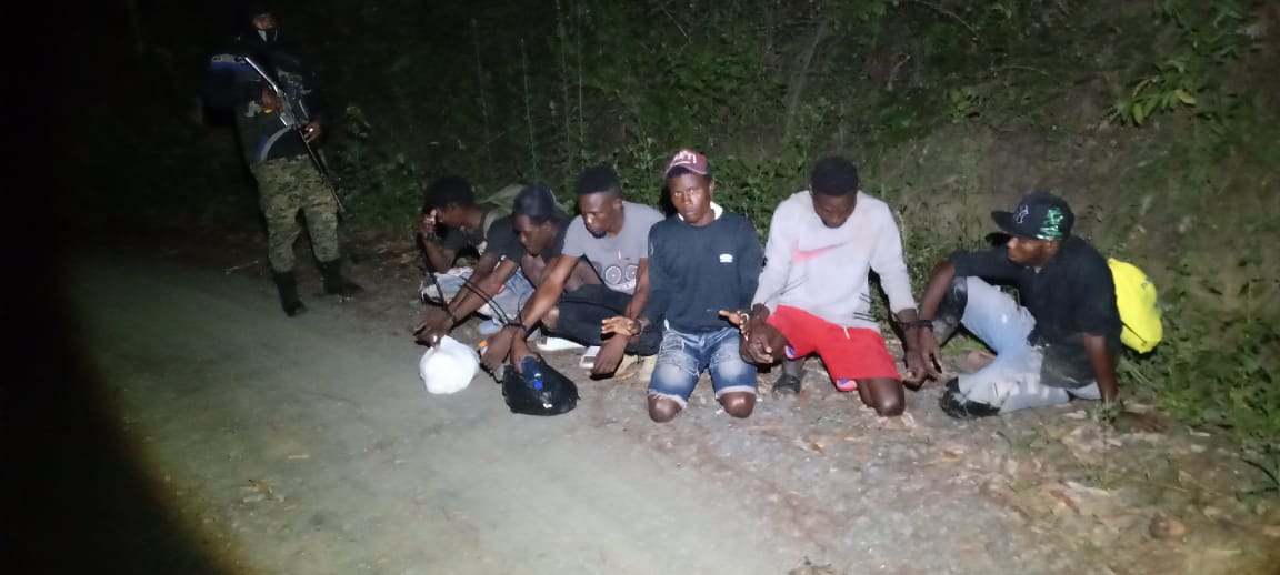 Miembros del Ejército de República Dominicana detuvieron 20 indocumentados haitianos en las provincias San Juan y Santiago Rodríguez, mientras intentaban evadir los puntos de control militar.