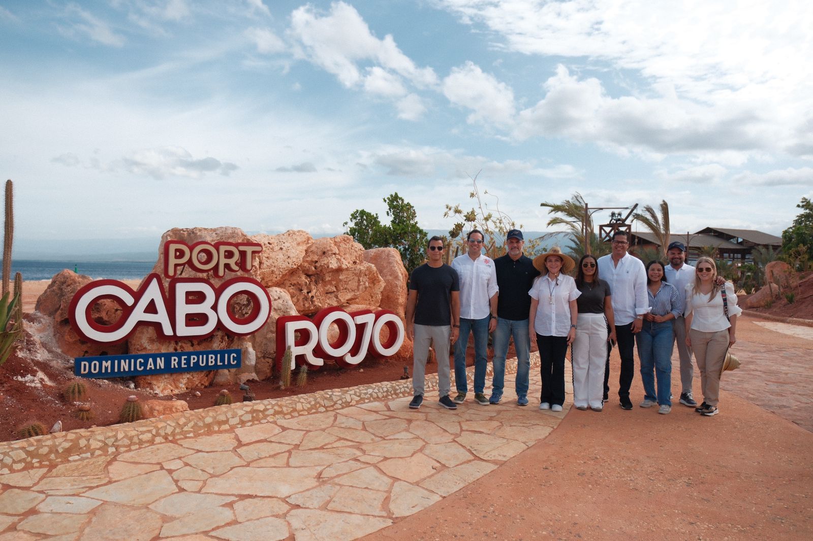 Panorama Nacional. Carolina Mejía calificó este domingo como prometedora la escogencia del Consorcio Cabo Rojo como socio estratégico del Estado para la operación y mantenimiento del Proyecto Turístico Cabo Rojo, empresa que encabeza el Grupo Punta Cana, “y se conoce claramente por el desarrollo del destino más importante del país y por fomentar la preservación de los recursos naturales que debe ser imitada aquí en Pedernales”, afirmó.