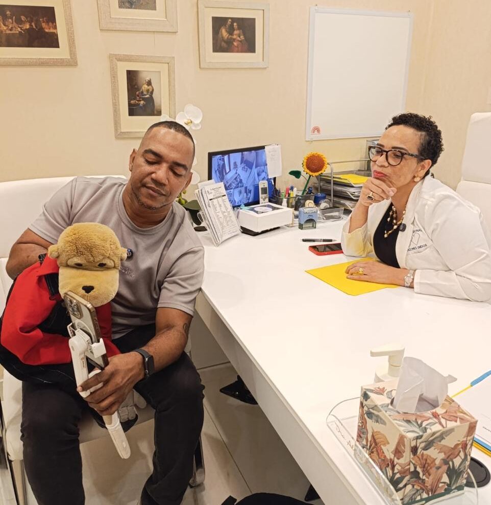 La reconocida psiquiatra Alexandra Hichez y el popular ventrílocuo Liondy Ozoria se unen en un evento especial titulado “Salud mental con humor”, que tendrá lugar el viernes 11 de julio en el Escenario 360, de 7:30 a 10:00 de la noche.