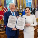 La recien designada embajadora de la República Dominicana ante los Estados Unidos, María Isabel Castillo Báez, presentó formalmente sus cartas credenciales al presidente Donald J. Trump, en una ceremonia protocolar celebrada en la Oficina Oval de la Casa Blanca.