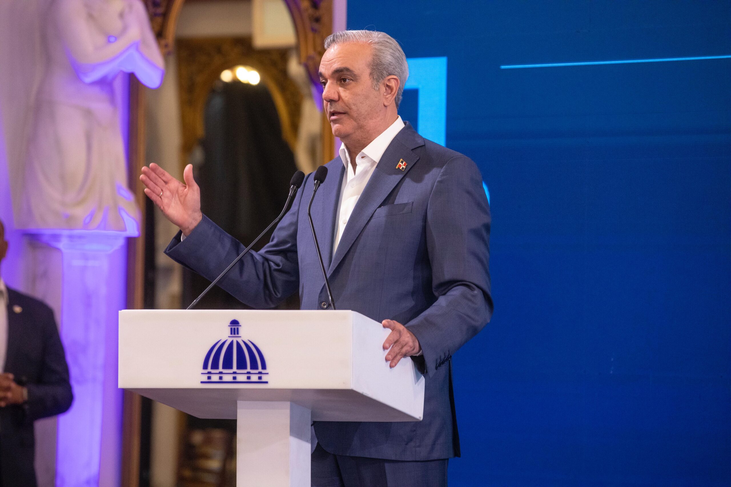 El presidente Luis Abinader retomó este lunes el encuentro LA Semanal con la Prensa tras concluir el pasado sábado su viaje por Francia, Suiza y Brasil, países en los que se concretaron nuevos acuerdos y se realizaron reuniones bilaterales que reafirman el compromiso del Gobierno con el desarrollo económico, la sostenibilidad ambiental, justicia social y otras áreas