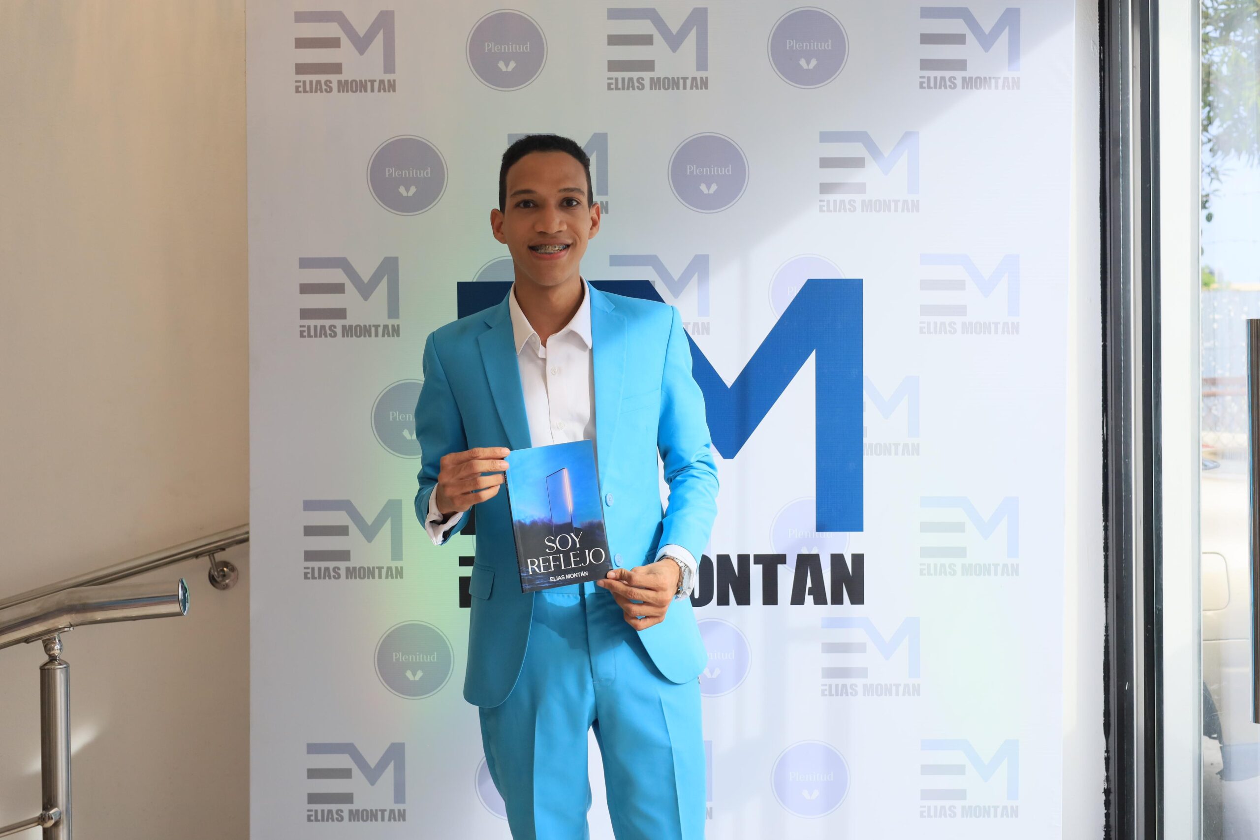 Ponen a circular el libro “Soy Reflejo” de Elías Montán dirigido a transformar por buen camino