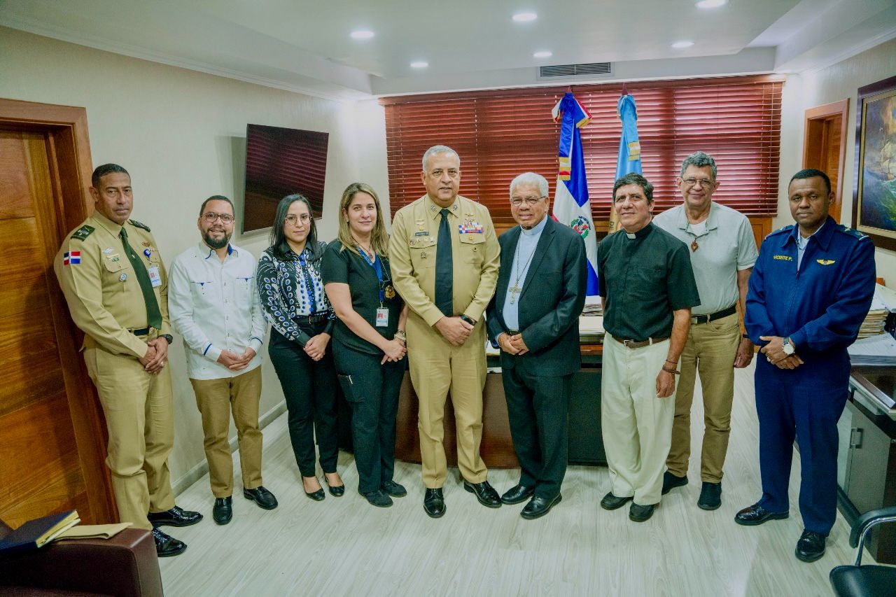 El arzobispo metropolitano de Santo Domingo, monseñor Francisco Ozoria Acosta visitó este martes al director general de Migración, vicealmirante Luis Rafael Lee Ballester, ARD, con quien sostuvo un encuentro centrado en el fortalecimiento institucional y la gestión migratoria en la República Dominicana.