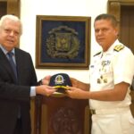 El Embajador del Perú en la República Dominicana, Gustavo Felipe José Lembcke Hoyle, realizó una visita de cortesía al Comandante General de la Armada de República Dominicana, vicealmirante Agustín Morillo Rodríguez, en compañía del Ministro Consejero Luis Delgado.