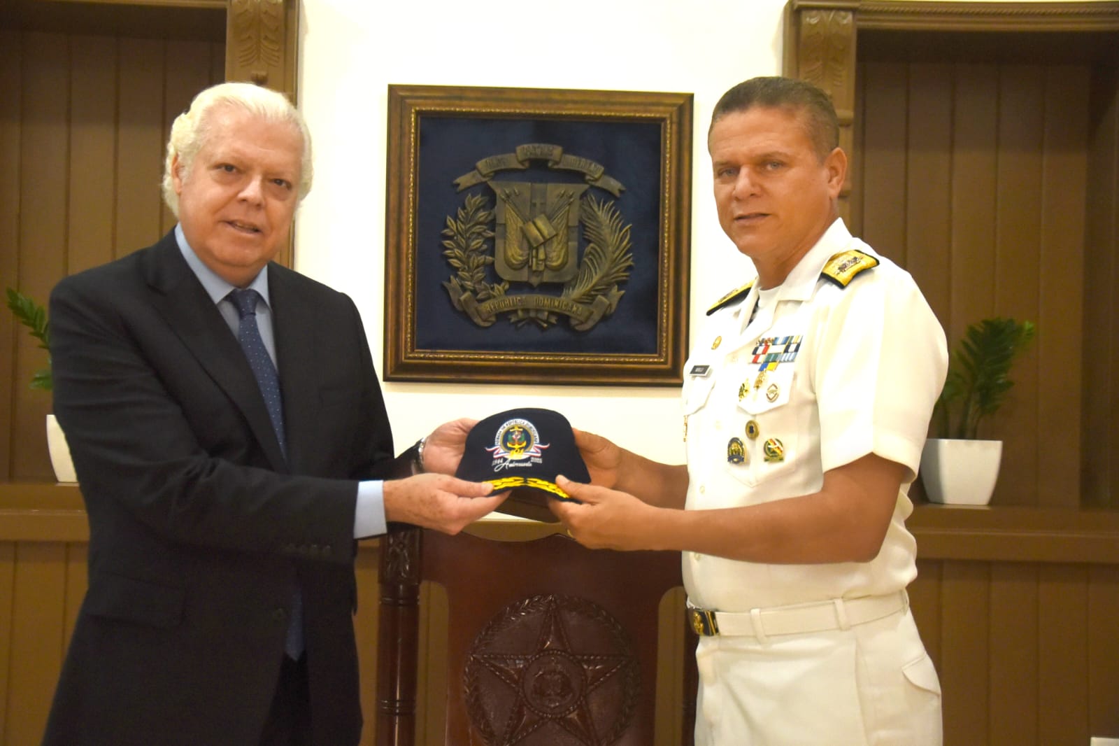 El Embajador del Perú en la República Dominicana, Gustavo Felipe José Lembcke Hoyle, realizó una visita de cortesía al Comandante General de la Armada de República Dominicana, vicealmirante Agustín Morillo Rodríguez, en compañía del Ministro Consejero Luis Delgado.