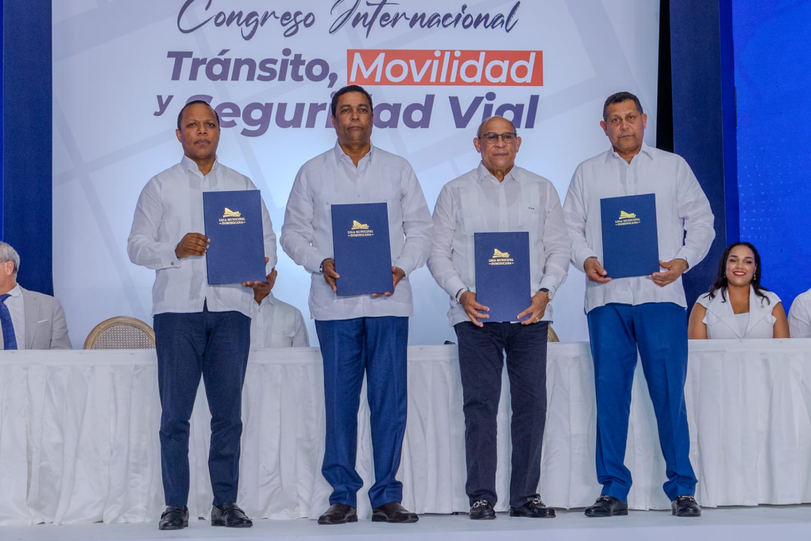 En el marco de la celebración del Congreso internacional “Tránsito, Movilidad y Seguridad Vial”, la Liga Municipal Dominicana (LMD), el Instituto Nacional de Tránsito y Transporte Terrestre (INTRANT), el Instituto de Formación Técnico Profesional (INFOTEP) y la Federación Dominicana de Municipios (FEDOMU), suscribieron un Compromiso por la Seguridad Vial en los Municipios, que contiene el conjunto de acciones a impulsar a nivel territorial para contribuir al logro de las metas establecidas en el Pacto Nacional por la Seguridad Vial, liderado por el presidente de la República, Luis Abinader.