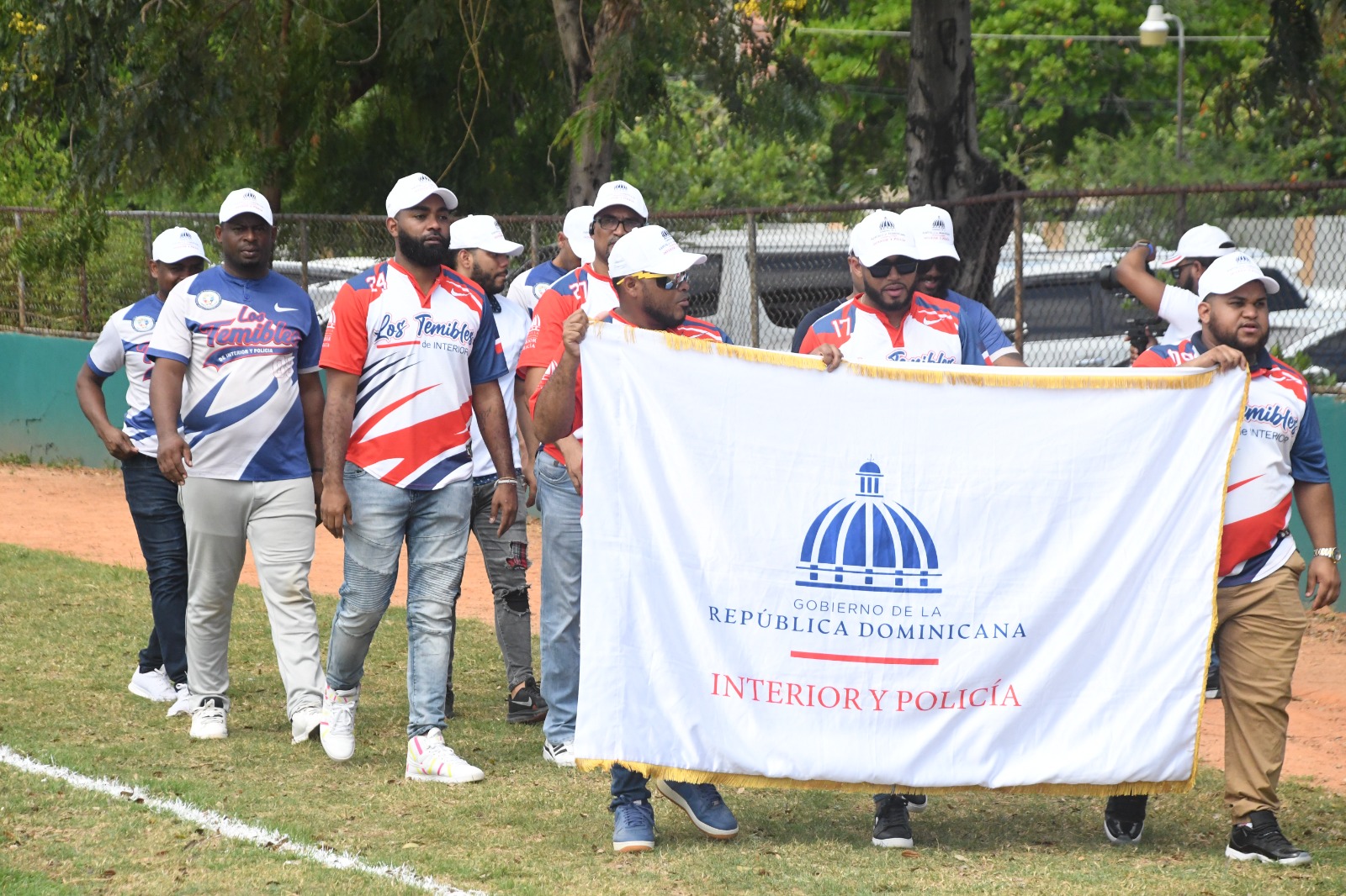 El equipo de Interior y Policía desfila en el torneo de softbol gubernamental.