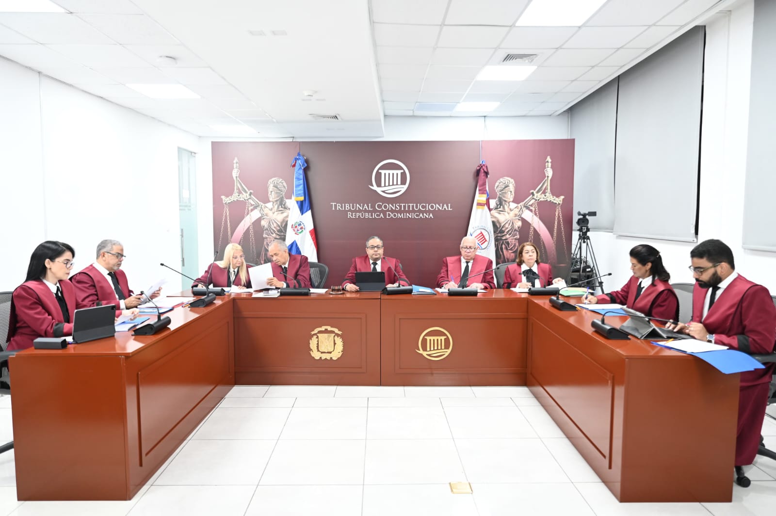 El Tribunal Constitucional de la República Dominicana declaró inadmisible la acción directa de inconstitucionalidad interpuesta por el ciudadano Aquiles Jiménez Fernández contra la décima disposición transitoria de la Constitución, que prohíbe al presidente electo en 2024 volver a postularse al mismo cargo o a la vicepresidencia.