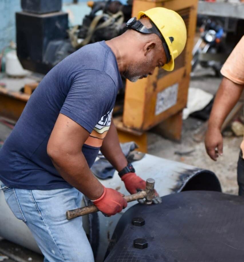 La Corporación del Acueducto y Alcantarillado de Santo Domingo (CAASD) concluyó los trabajos de reparación de una avería de 30 pulgadas, ubicada en el lado este del Puente de la 17, en SDE, lo que ha permitido restablecer el suministro de agua en los sectores: Los Mina Norte, Los Tres Brazos, Barrio Puerto Rico, Urbanización Las Enfermeras, Urbanización Mil Flores, entre otros.