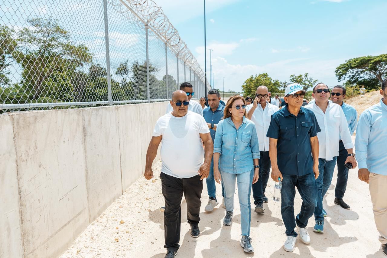 Carolina propone muro económico y ecológico, tras apoyar construcción de verja perimetral con Haití