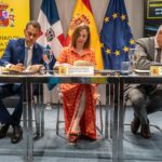 Guido Gómez Mazara, María Amparo López Senovilla y Pedro Duque, firman acuerdo para explorar la participación de República Dominicana el desarrollo de un proyecto conjunto de compartición de infraestructuras espaciales de telecomunicaciones.