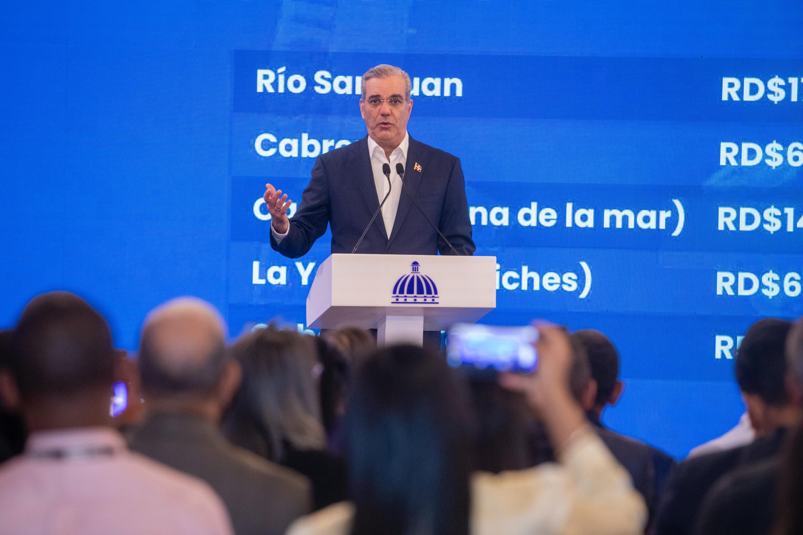 El equipo económico del gobierno continúa analizando la situación internacional y sus posibles efectos sobre el país, afirmó este lunes el presidente Luis Abinader.