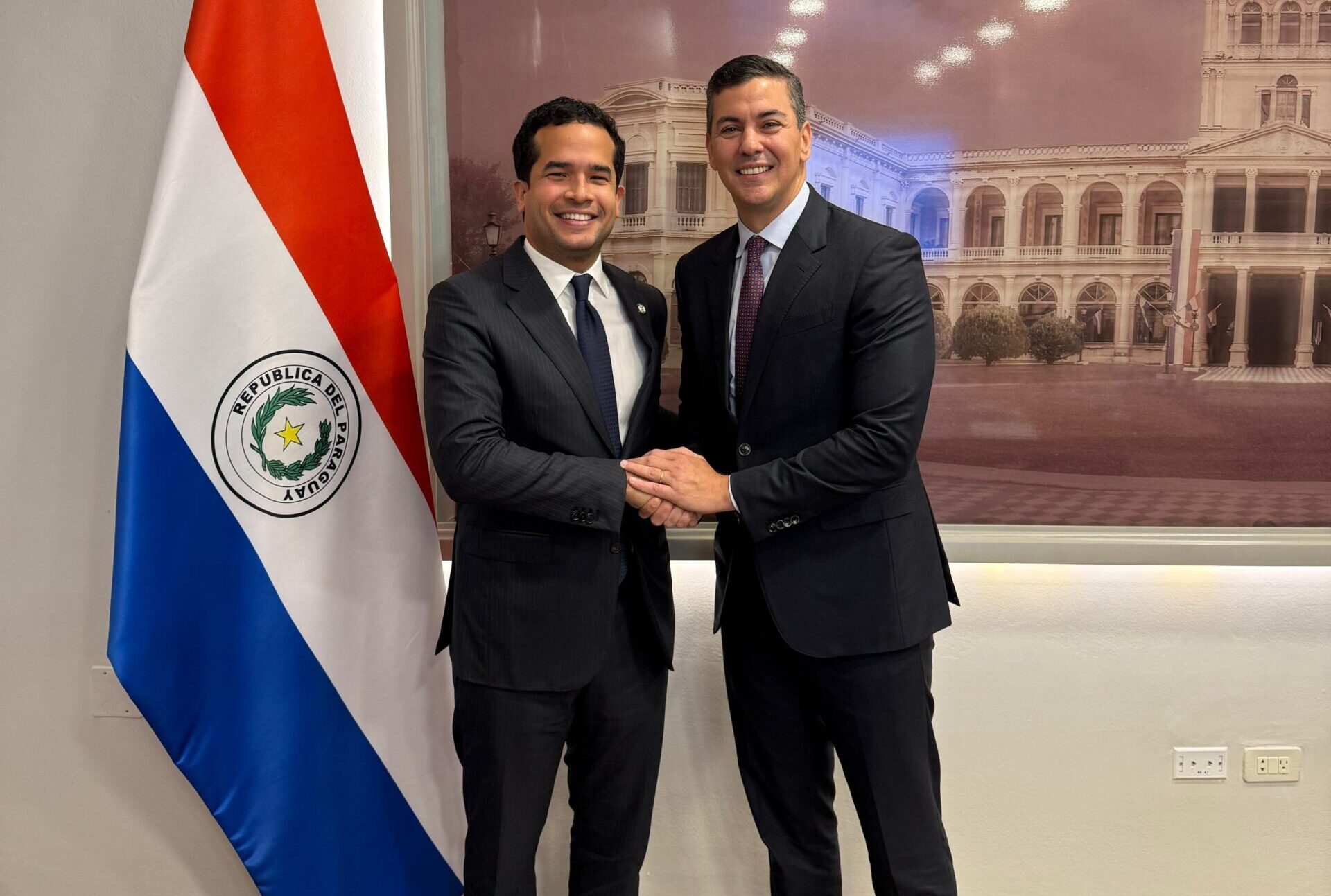Senador del Distrito Nacional de la República Dominicana, Omar Fernández, junto Santiago Peña, presidente de Paraguay / Fuente externa