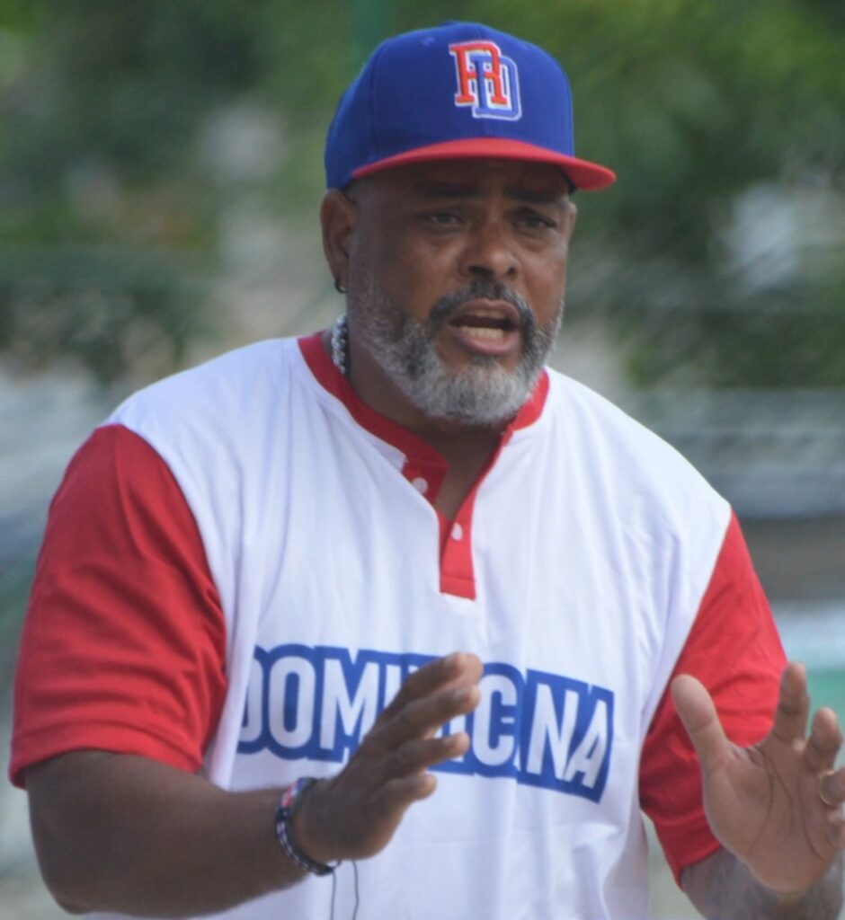 Juan José Brito, dirigente del combinado nacional de softbol femenino de mayores, que va a la Copa Panamericana por un lugar para los Juegos Panamericanos y la Copa Mundial.