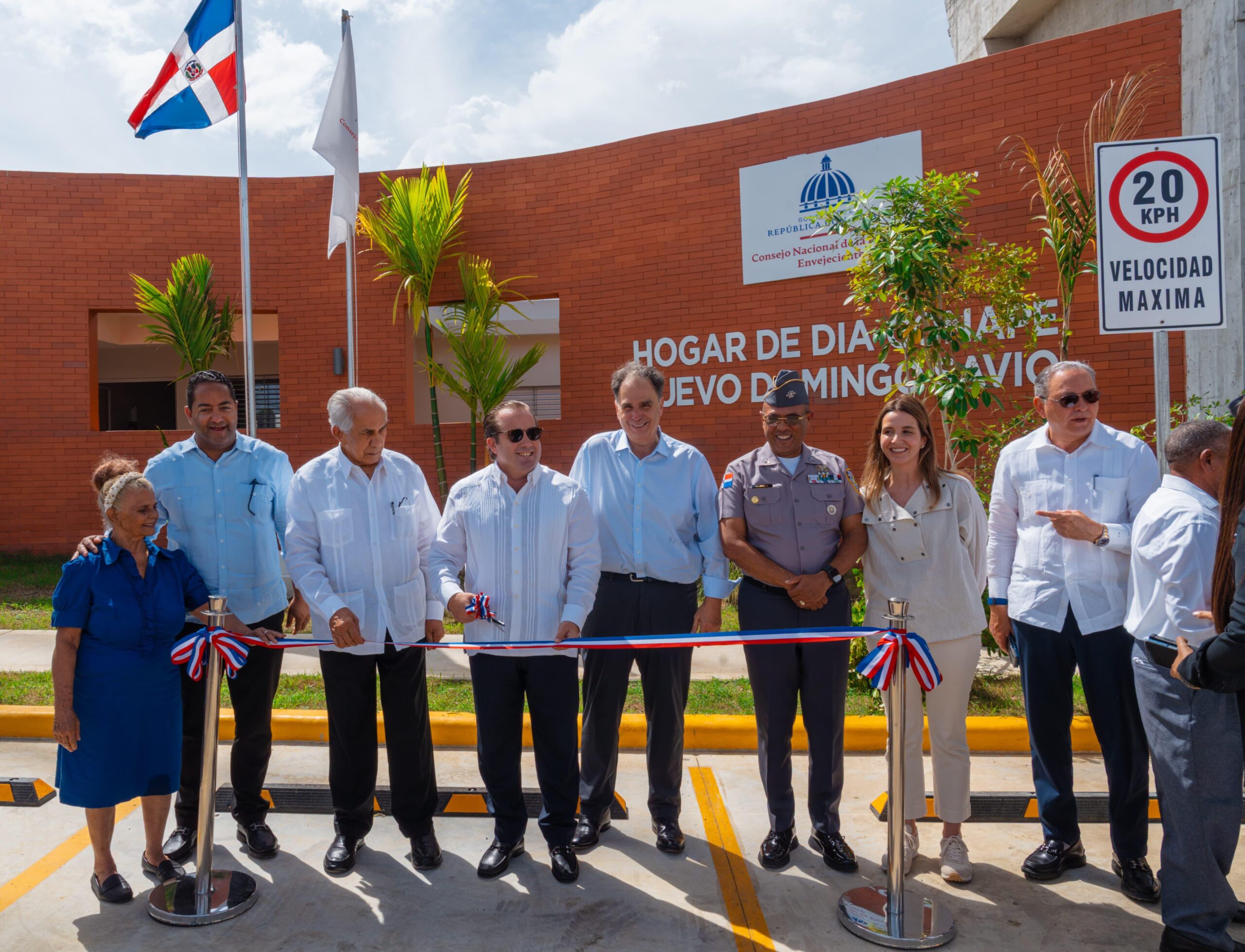 El ministro de la Presidencia José Ignacio Paliza encabezó el acto de entrega del nuevo Hogar de Día para adultos mayores, construido por la Unidad Ejecutora para la Readecuación de Barrios y Entornos (URBE) y entregado al Consejo Nacional de la Persona Envejeciente (Conape), en el sector Los Guandules, como parte del plan de transformación integral que impulsa el Gobierno en el Nuevo Domingo Savio.