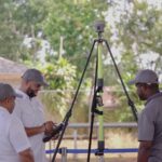 El Gobierno a través de la Unidad Técnica Ejecutora de Titulación de Terrenos del Estado (Utect) junto al Consejo Estatal del Azúcar (CEA), dejaron iniciados los trabajos del proyecto de titulación en la sección Guanuma en el Distrito Municipal de La Victoria, donde se proyecta la entrega de 1,000 certificados de títulos de propiedad beneficiando a 4,000 personas, ocupantes de viviendas y solares.
