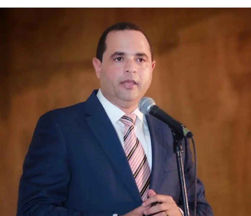 Manuel Crespo: “Abinader solo buscaba fotos con ex presidentes”