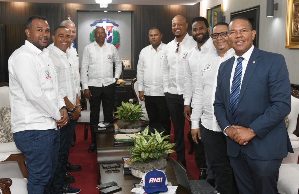 Comitiva de AIBI que realizó visita de cortesía al presidente de la Cámara de Diputados, Alfredo Pachecho.
