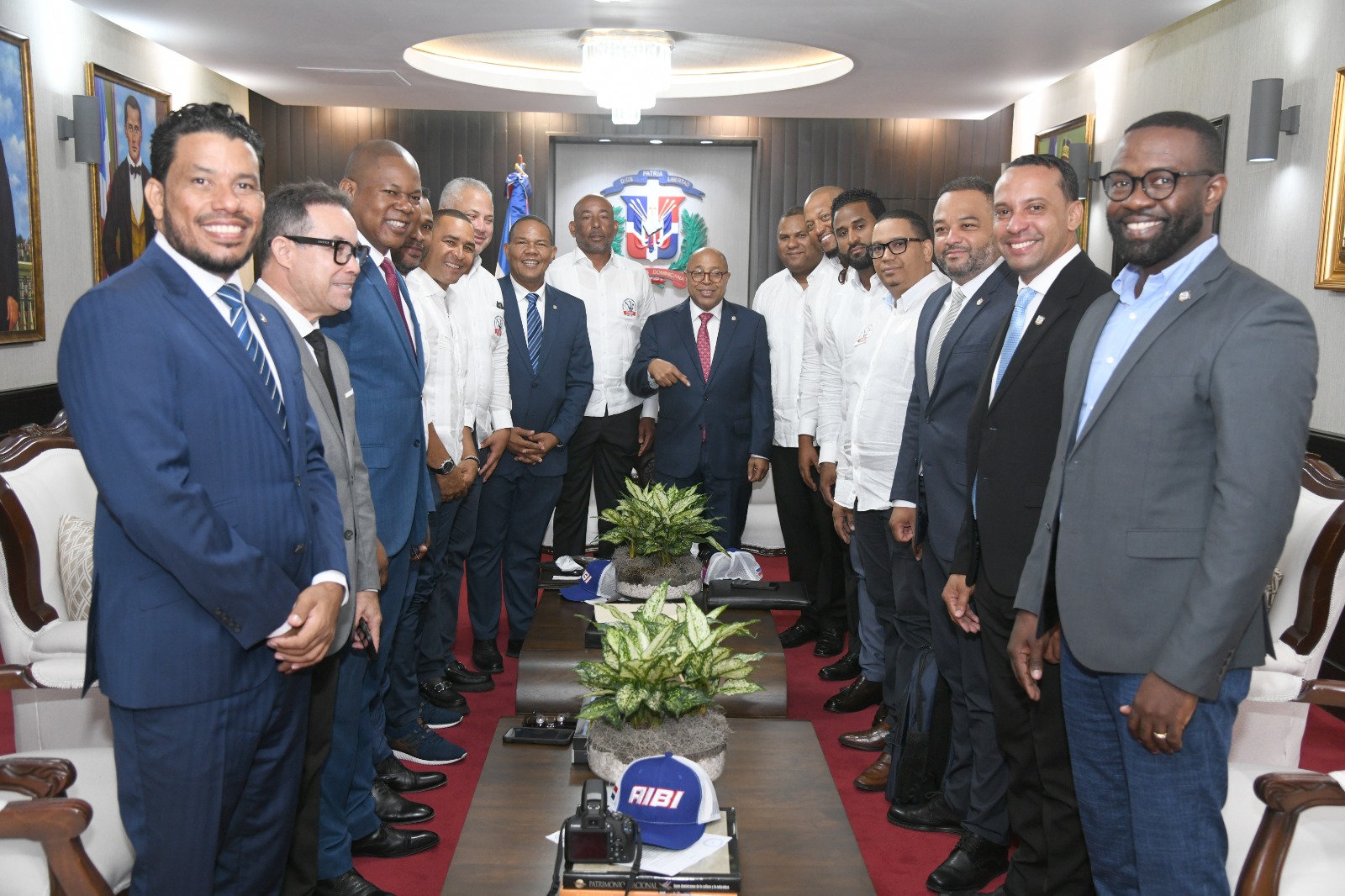 El presidente de la Cámara de Diputados, Alfredo Pacheco junto a la comitiva de AIBI, y diputados presentes en la visita de cortesía de la entidad.