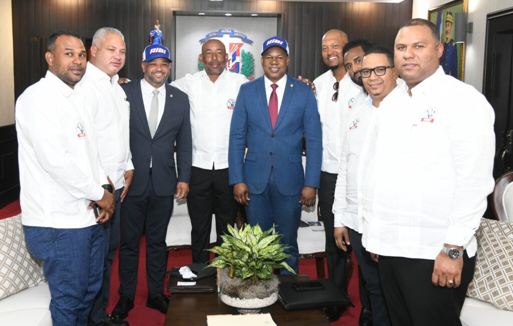 Comitiva de AIBI que realizó visita de cortesía al presidente de la Cámara de Diputados, Alfredo Pachecho, junto a los honorables Sammy Colón y Miguel Arredondo.