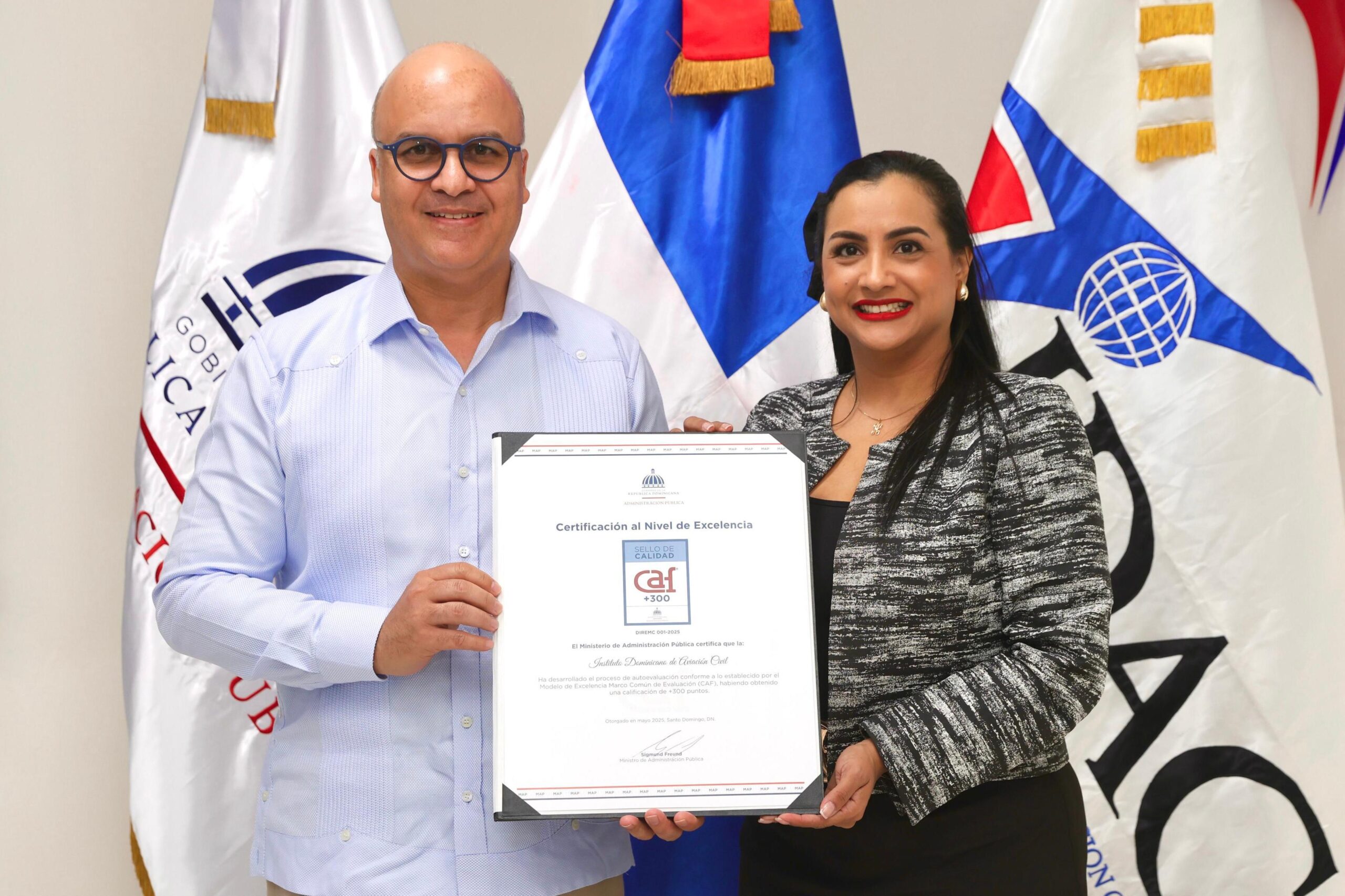 Igor Rodríguez Durán, director general del IDAC, al momento de recibir el reconocimiento / Fuente externa