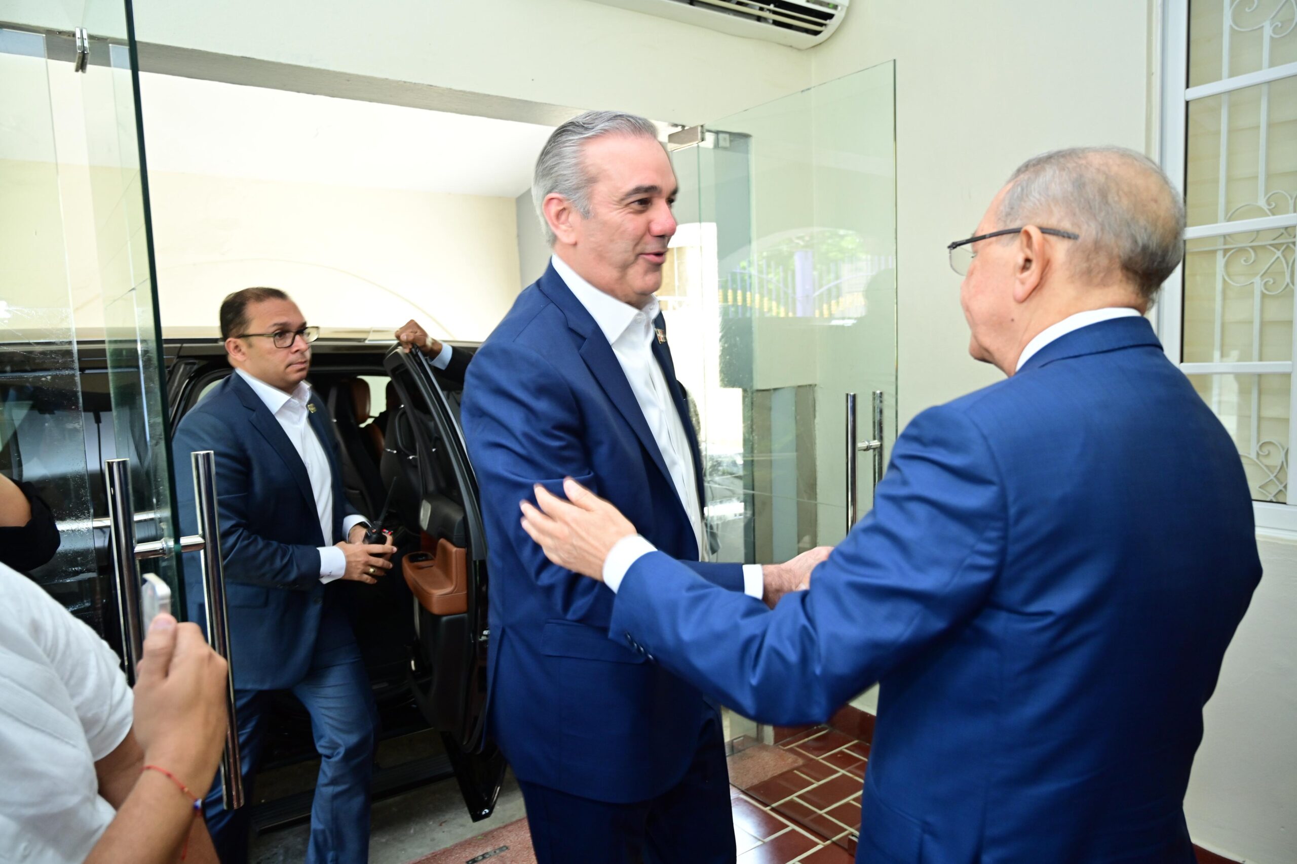 Expresidente Danilo Medina llega a reunión con el presidente Luis Abinader