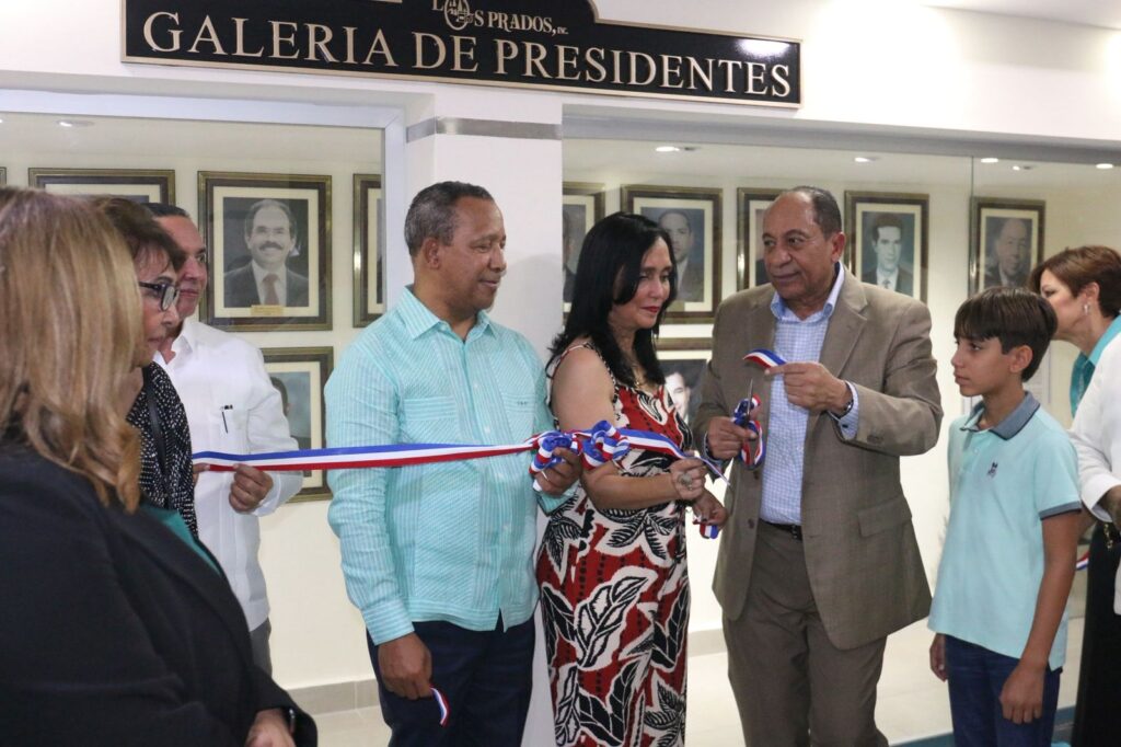 Jorge Ramírez, presidente del club Los Prados, corta la cinta para dejar inaugurado el boulevard Vinicio De Jesús Camilo, junto a familiares del presidente-fundador.