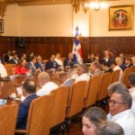 El presidente Luis Abinader y la vicepresidenta Raquel Peña encabezaron este jueves la quincuagésima reunión del Consejo de Ministros, en la que se aprobó la Política Presupuestaria Anual correspondiente al año 2026, en cumplimiento con lo establecido por la Ley Orgánica de Presupuesto.