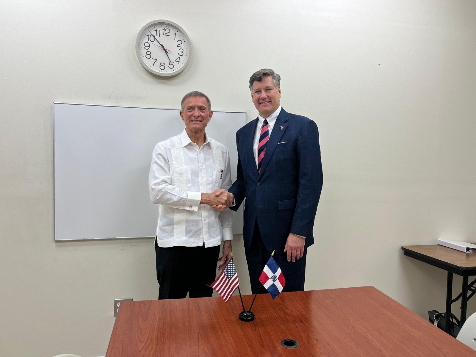 Canciller dominicano sostiene reunión bilateral con el subsecretario de Estado de EE. UU., Christopher Landau