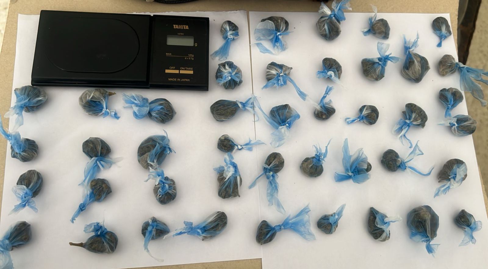 La Policía informó que durante un amplio operativo realizado en sectores de Villa Mella, fueron desmantelados varios puntos dedicados presuntamente al microtráfico, donde los agentes ocuparon porciones de sustancias controladas, entre ellas crack, marihuana y cocaína. En el transcurso de estas acciones fue arrestado Ángelo José Reyes, señalado como presunto implicado en actividades delictivas vinculadas al narcotráfico.