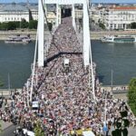 Unas 200.000 personas participaron este sábado (28.06.2025) en la marcha del Orgullo de Budapest, en Hungría, que transcurrió sin incidentes, a pesar de haber sido prohibida por el gobierno ultranacionalista húngaro, aseguraron los organizadores.