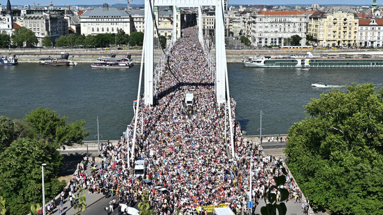 Unas 200.000 personas participaron este sábado (28.06.2025) en la marcha del Orgullo de Budapest, en Hungría, que transcurrió sin incidentes, a pesar de haber sido prohibida por el gobierno ultranacionalista húngaro, aseguraron los organizadores.
