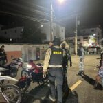 Las autoridades informaron que desmantelaron una red de microtráfico, que operaba en la provincia de Samaná, arrestaron a varias personas y ocuparon cientos de gramos de presuntas drogas, vehículos, balanzas, radios de comunicación, una pistola, entre otras