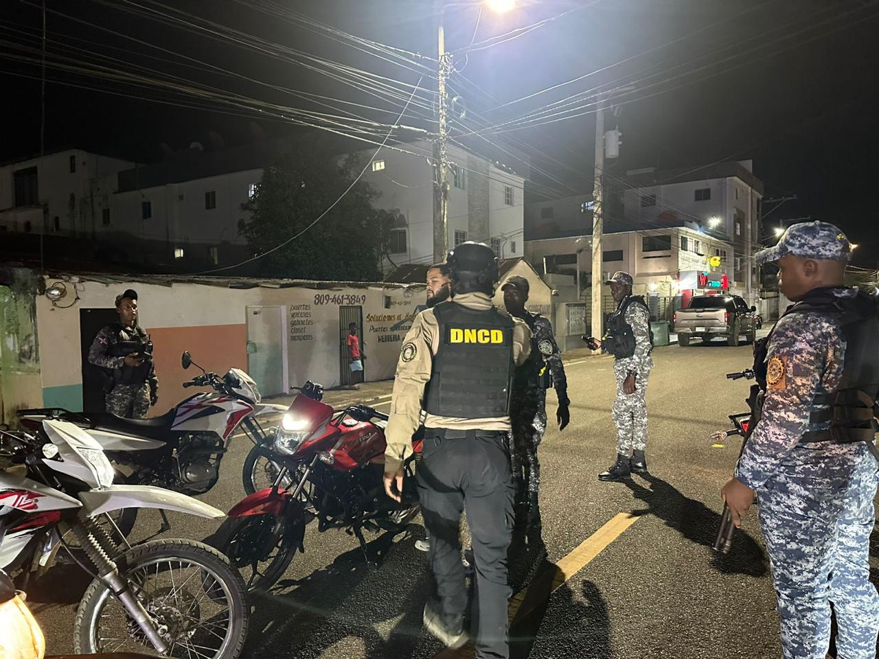 Las autoridades informaron que desmantelaron una red de microtráfico, que operaba en la provincia de Samaná, arrestaron a varias personas y ocuparon cientos de gramos de presuntas drogas, vehículos, balanzas, radios de comunicación, una pistola, entre otras