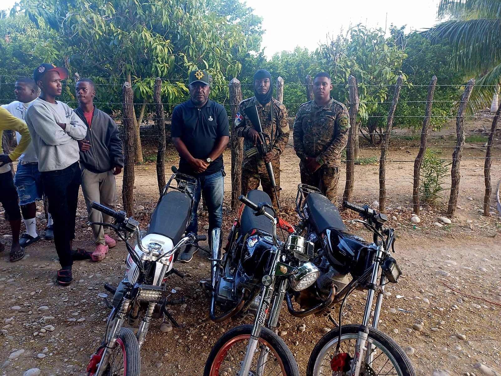 Trece haitianos en condición migratoria irregular fueron detenidos por miembros del Ejército de República Dominicana cuando eran transportados en motocicletas en comunidades de las provincias Montecristi y San Juan de la Maguana.