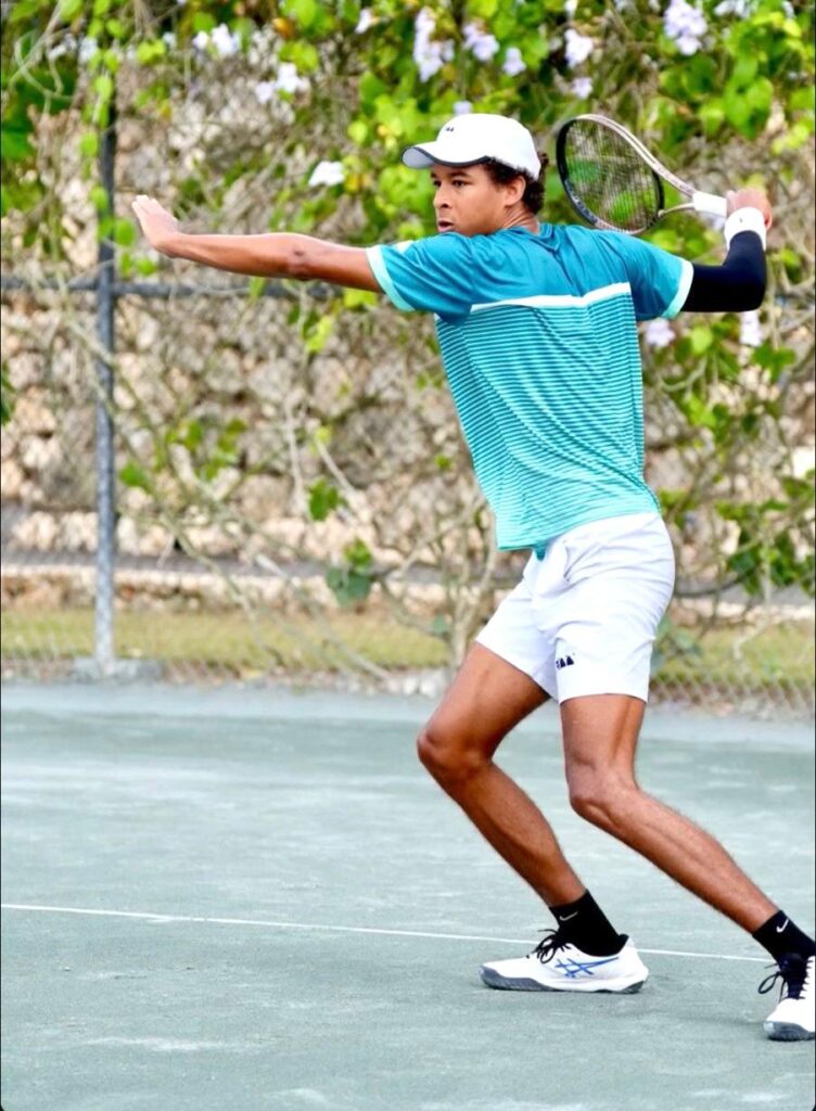 Enmanuel Muñoz Veras en plena acción en la cancha central del Racquet Center de Casa de Campo en La Romana.