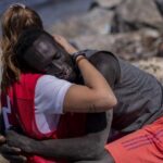 Abdou Ngom, el joven senegalés del abrazo viral a una voluntaria en Ceuta. REDUAN/EFE
