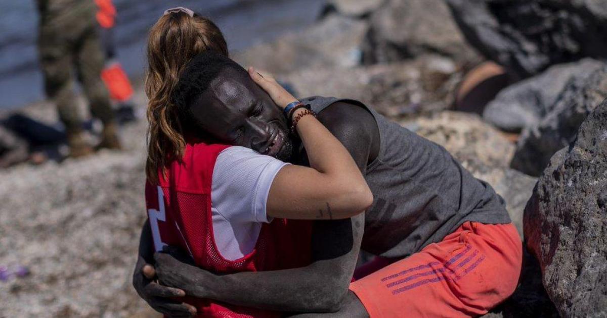 Abdou Ngom, el joven senegalés del abrazo viral a una voluntaria en Ceuta. REDUAN/EFE