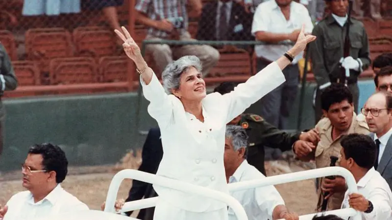 Panorama Internacional. Chamorro marcó un hito en América al convertirse en la primera mujer elegida para ser presidenta. Fue reconocida, además, como la mujer que llevó la paz a Nicaragua. Violeta Barrios de Chamorro, viuda del periodista y dirigente político Pedro Joaquín Chamorro, asesinado bajo el régimen de Anastasio Somoza en 1978, falleció este sábado a los 95 años después de una larga enfermedad.