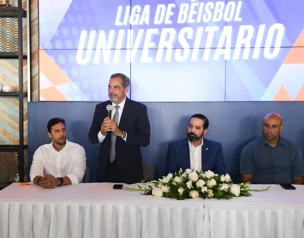 Comisionado de Béisbol, Junior Noboa ofrece los detalles de la celebración de la cuarta versión de la Liga de Béisbol Universitario. Figuran Raymond Rodríguez, Luis Miñoso, asesor de comunicaciones de BanReservas, el expitcher Miguel Batista y Roque García.