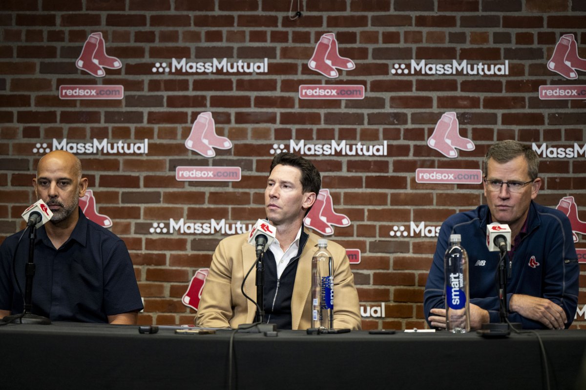 Ejecutivos de Boston durante conferencia de prensa explicando el por qué cambiaron al dominicano Rafael Devers.