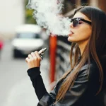 El uso de vapes y cigarrillos debilita las paredes arteriales y podría desencadenar en un ACV