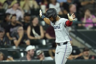 Otto López celebra, luego de victoria de marlins.