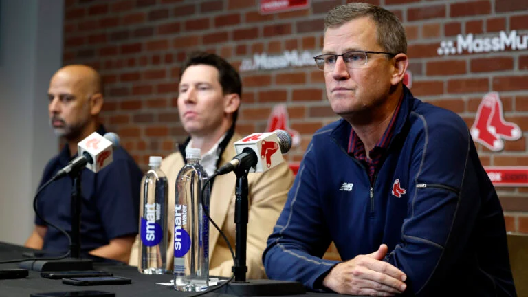 Ejecutivos de Boston durante conferencia de prensa explicando el por qué cambiaron al dominicano Rafael Devers.